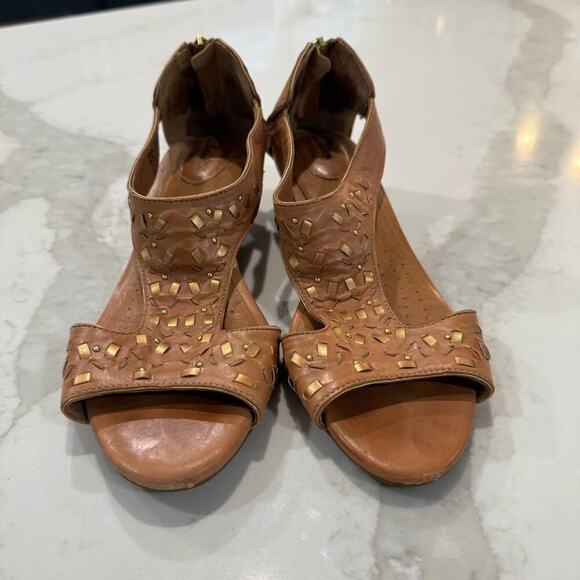 Clarks Artisan Leather Sandal Womens 7.5 Tan Gold Wedge Back Zip Brown Comfort - Picture 3 of 8